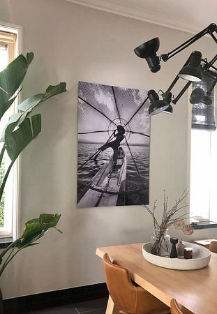 Visser die met traditionele boot op het Inle meer in Myanmar op ouderwetse wijze met een vis korf vi