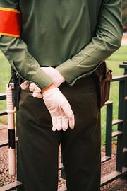 Disziplin im Detail: Uniform und Symbolik in Hanoi von NZME Photography