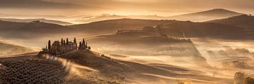 Landschap met boerderij in de ochtendmist in Toscane van Voss Fine Art Fotografie