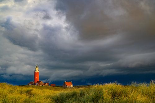 Texelse vuurtoren in de duinen tijdens een stormachtige herfstochtend