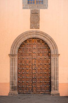 Old wooden door in Tenerife | Pastel pink wall | Photo print Spain | Colourful travel photography by HelloHappylife