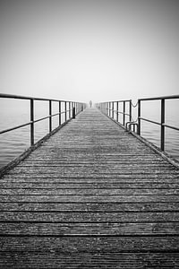Die Seebrücke von Dranske im Nebel auf der Insel Rügen