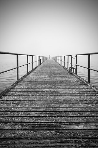 Die Seebrücke von Dranske im Nebel auf der Insel Rügen von Rico Ködder