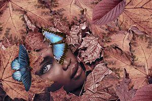 Foto von Nigerian Lady mit blauen Schmetterlingen im Herbstlaub