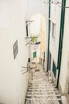 Wit Steegje in Alfama, Lissabon van Patrycja Polechonska