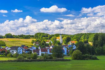 Het idyllische dorpje Lindkirchen in de regio Hallertau van ManfredFotos