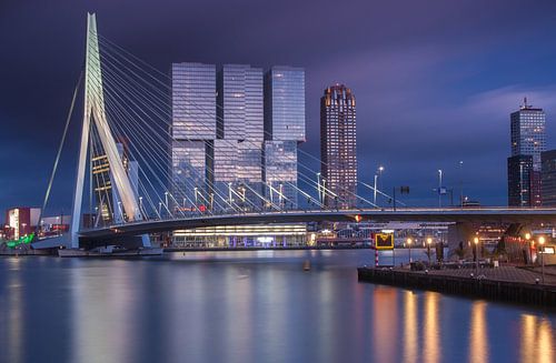 Dreigende zonsondergang in Rotterdam