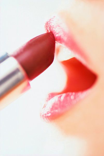 SF00946557 Lippenstift mit Frauenlippen von BeeldigBeeld Food & Lifestyle