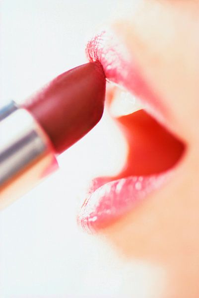 SF00946557 Lippenstif met vrouwenlippen van BeeldigBeeld Food & Lifestyle