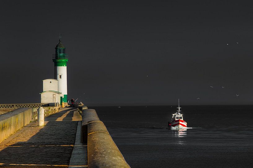 Abendlicht auf dem Leuchtturm von Le Tréport und ein Fischerboot von Harrie Muis