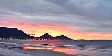 Tafelberg in Kaapstad bij zonsondergang mixed media van Werner Lehmann