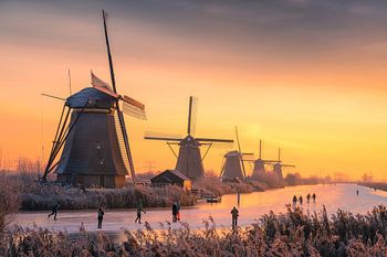 Winterspaß und Schlittschuhlaufen in den Mühlen von Kinderdijk