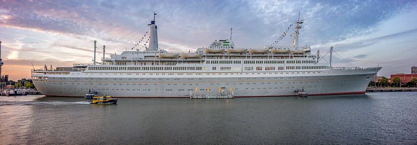 SS Rotterdam und Wassertaxi von Maarten Zeehandelaar