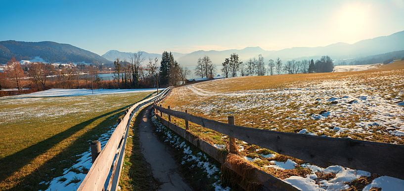 footapath to lake Tegernsee, tourist resort Gmund, early spring by SusaZoom