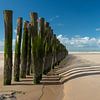 Wellenbrecher auf der sonnigen Opalküste in Frankreich von Gerry van Roosmalen