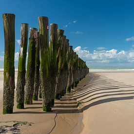 Wellenbrecher auf der sonnigen Opalküste in Frankreich von Gerry van Roosmalen