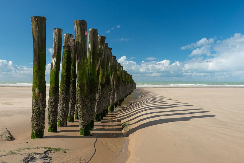 Wellenbrecher auf der sonnigen Opalküste in Frankreich von Gerry van Roosmalen