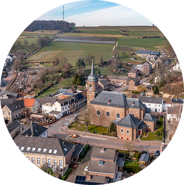 Dronefoto van het centrum van Eys in Zuid-Limburg van John Kreukniet