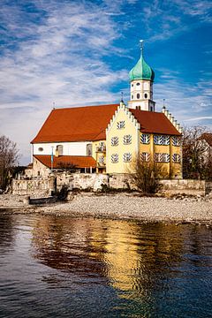 Kerk en kasteel in Wasserburg Beieren aan de Bodensee Duitsland van Dieter Walther