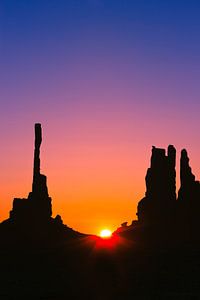 Sonnenaufgang am Totempfahl im Monument Valley von Henk Meijer Photography