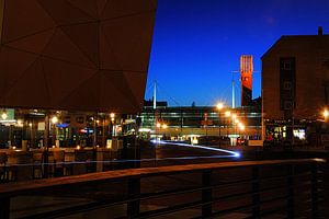 Het Rond in Houten met wijnbar, station en gemeentehuis. sur Margreet van Beusichem