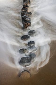 Wellenbrecher an der Küste von Zeeland. von Cees van Gastel