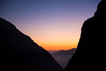 Bergen in Nepal met zonsondergang van Ellis Peeters