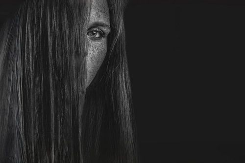 Mysterieuze Zwart-Wit Foto van Vrouw met Sproeten - Tijdloze Schoonheid en Intrige