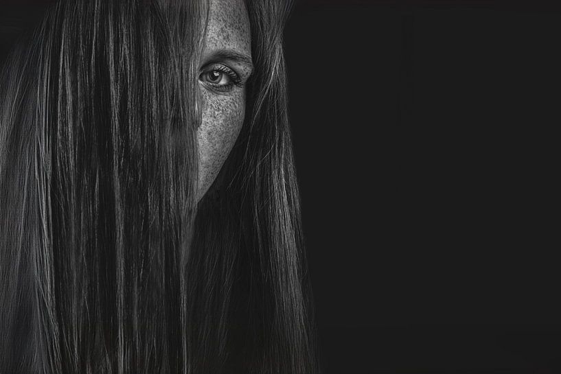 Mysteriöses Schwarz-Weiß-Foto einer Frau mit Sommersprossen - zeitlose Schönheit und Intrige von Elianne van Turennout
