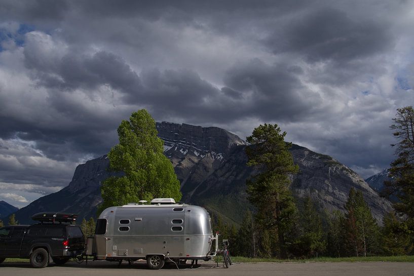 Airstream Caravan in Berglandschap. van Hans Lok