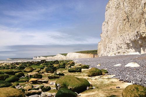 Weiße Kreidefelsen am Kieselstrand von Sussex