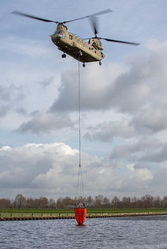 Chinook schöpft Wasser aus der Eem
