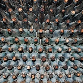 vieilles bouteilles de vin dans une cave à vin sur Bert Bouwmeester