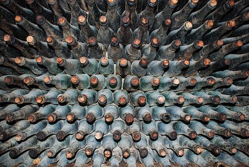 oude wijnflessen in een wijnkelder van Bert Bouwmeester