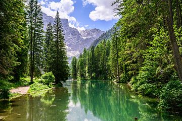 Pragser Wildsee of Lago di Braies in de Dolomieten in het voorjaar