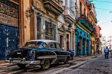 Characteristic vintage car in Cuba by Ferdinand Mul