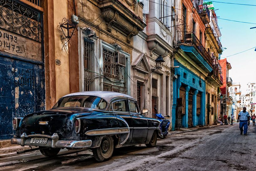 Characteristic vintage car in Cuba by Ferdinand Mul
