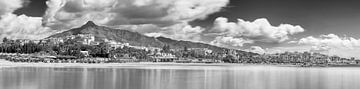 Marbella strand in Andalusië in zwart en wit van Manfred Voss, Zwart-Wit Fotografie