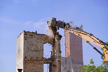 Abriss des Speicher gebäudes des Komplexes Böllberger Mühle in Halle