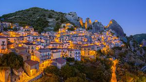 Une soirée à Castelmezzano, village de montagne dans les Dolomiti Lucane, Italie