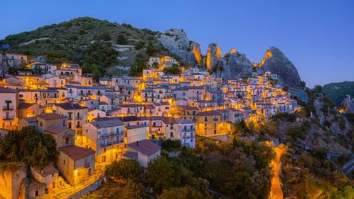 Een avond in Castelmezzano, bergdorp in de Dolomiti Lucane, Italië