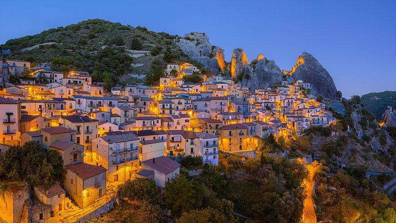 Ein Abend in Castelmezzano, Bergdorf in Dolomiti Lucane, Italien von Henk Meijer Photography