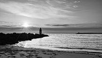 Strand Nordsee bei Sonnenuntergang in Schwarz-Weiß von Marjolein van Middelkoop Miniaturansicht