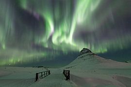 Noorderlicht boven Kirkjufell Mountain by Nathalie Daalder