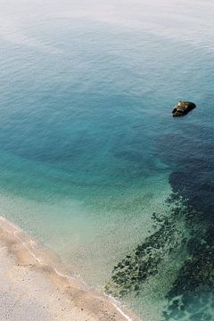 Schattierungen des Meeres | Tropisches Strandfoto von oben von Milou van Ham