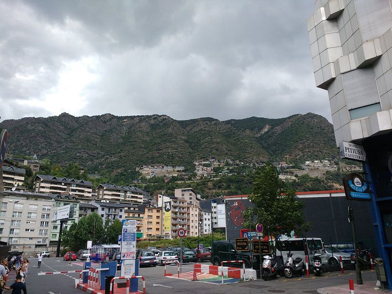 De stad Andorra en haar drukte von Veluws