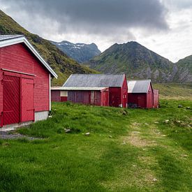 Rote Fischerhütten am Unstad Beach auf den Lofoten, Norwegen von Sauerland-Fotos by Robin Deimel