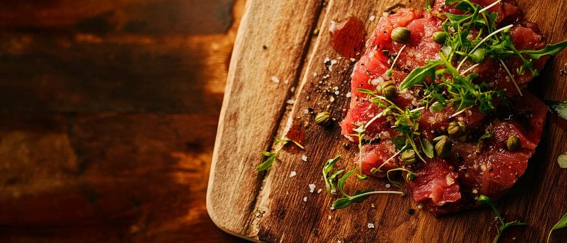 Frisches Beef Tartare auf Holzbrett von Poster Art Shop
