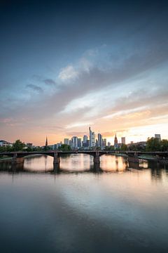Skyline in de zonsondergang Reflectie in Frankfurt van Fotos by Jan Wehnert