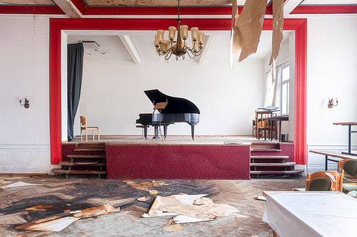 Verlaten Piano in Hotel.